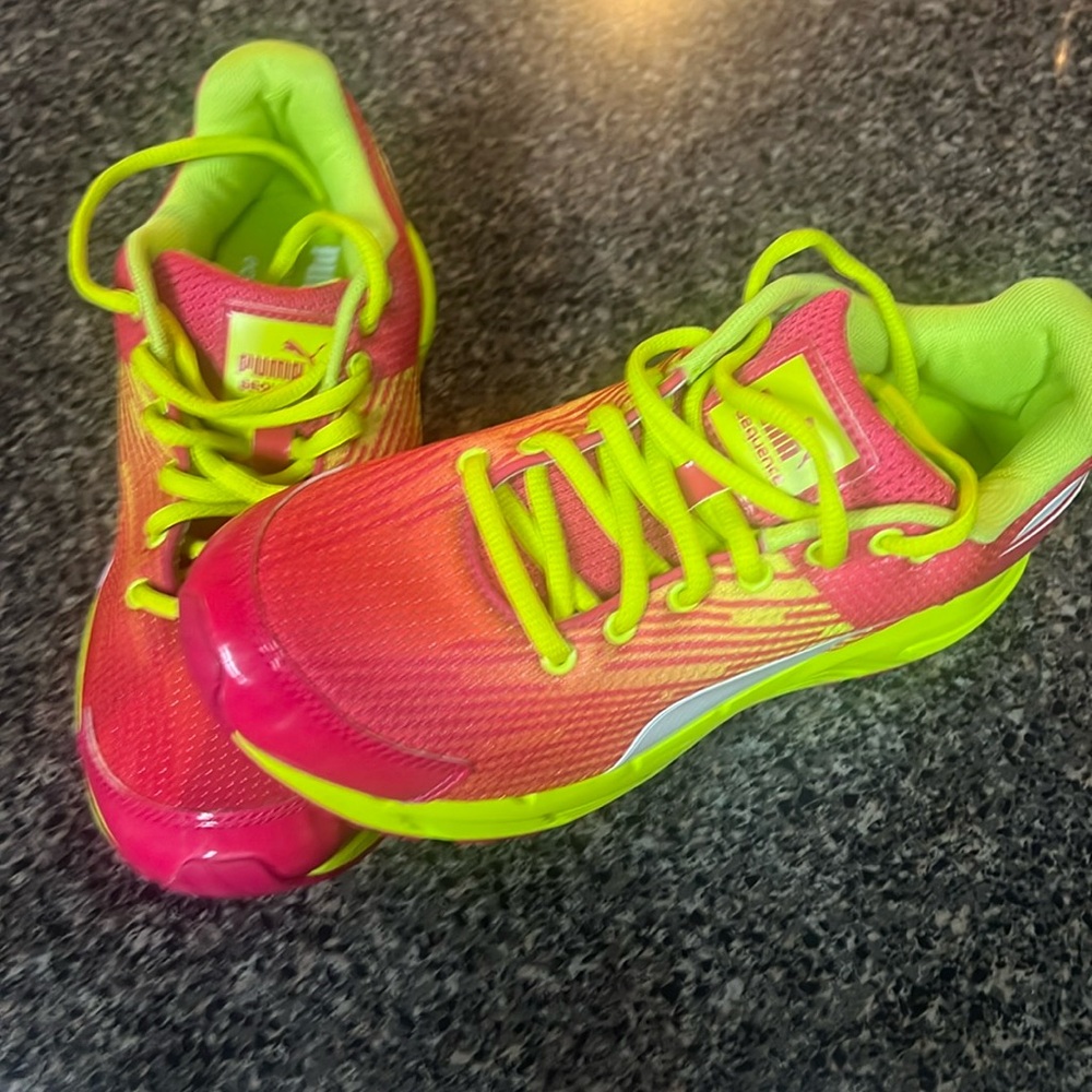 Puma girls running shoes. Sz-6 1/2 special